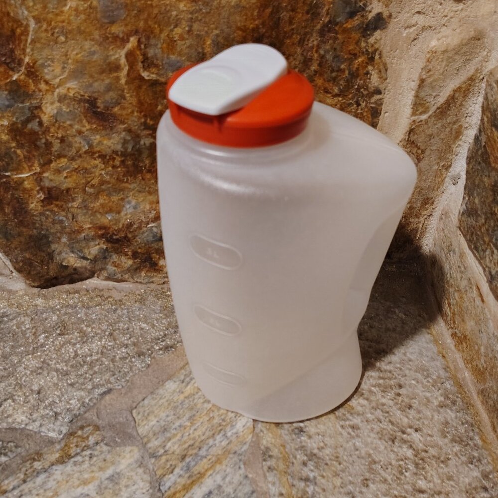 Rubbermaid 1 Gallon Push & Pour Decanter Pitcher Jug with Handle Red Lid